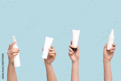 Hands holding blank white c...
