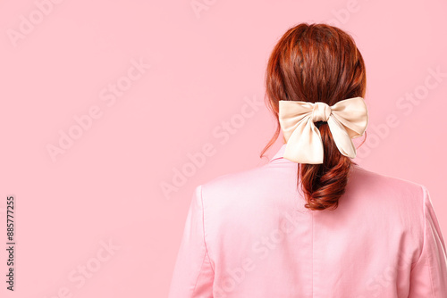 Fashionable young woman wit...