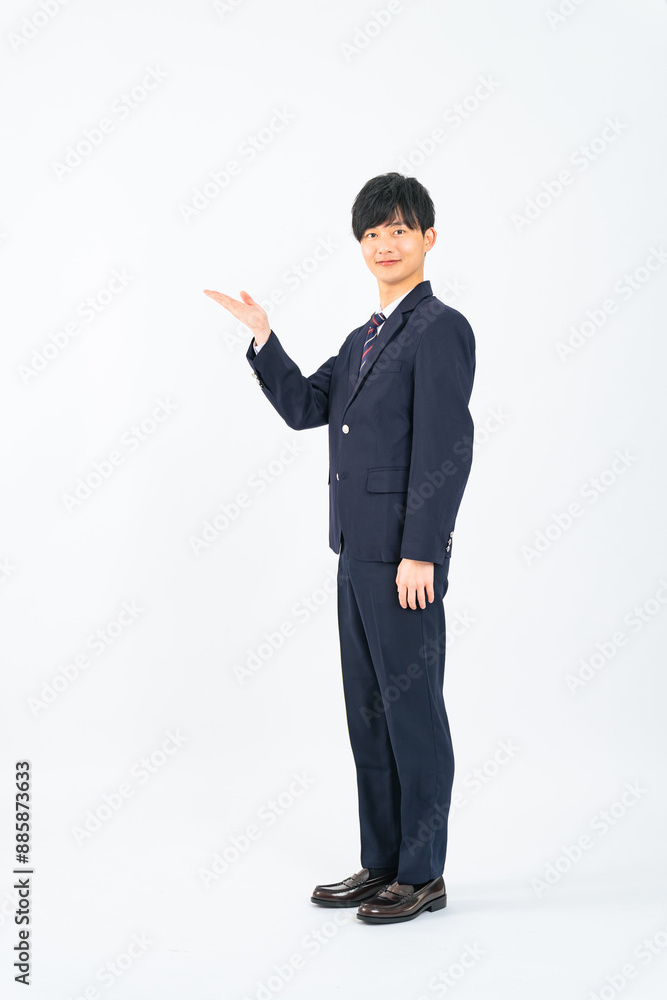 案内する制服を着た男子学生の全身写真 案内する制服を着た男子学生の全身写真