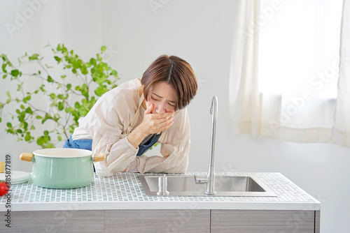 Bild auf Leinwand キッチンで吐き気がする女性