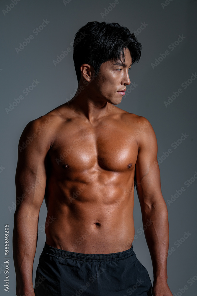 Fototapeta premium 鍛え上げられた肉体を持つアジア男性のクールなフィットネスイメージ