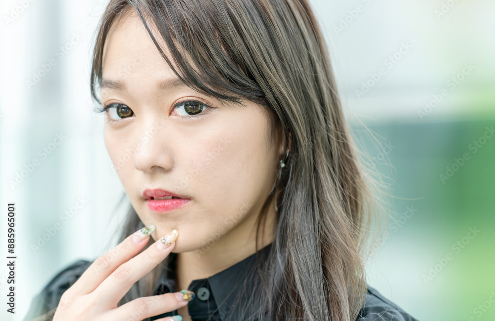 見つめる 若い女性 見つめる 若い女性