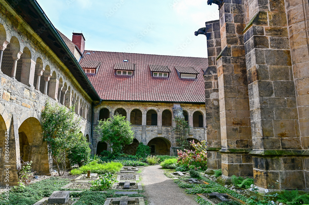 Obraz premium Hildesheimer Dom, Hoher Dom zu Hildesheim oder Mariendom zu Hildesheim, bzw. Hohe Domkirche St. Mariä Himmelfahrt, Innenansicht mit Kreuzgang, Niedersachsen, Deutschland 