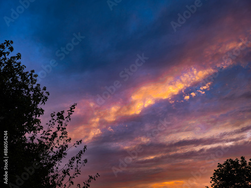 Schöner und farbenfroher Sonnenuntergang an einem wolkigem Herbsttag. photo