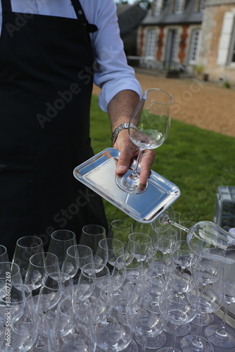 Serveur de boissons dans un banquet extérieur photo