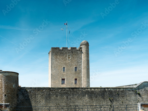 Le donjon de Fouras, tour et citadelle au coeur du Fort Vauban entouré de fortifications et d'une muraille 
 photo