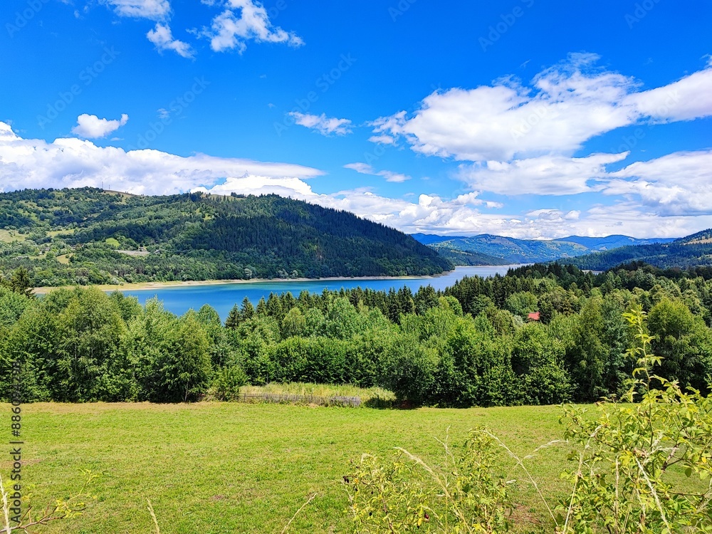 Obraz premium Picturesque Lake and Mountain Landscape