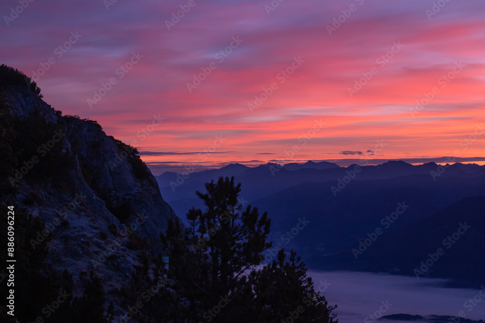 Fototapeta premium Sonnenaufgang am Berg