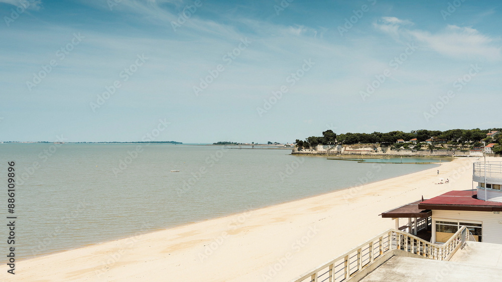 Fouras-les-Bains, site balnéaire en Charente Maritime face à l'archipel Charentais. La Grande Plage avec vue au nord-Ouest sur la Plage de l'Aiguille et la pointe de la Fumée
Fouras-les-Bains, site balnéaire en Charente Maritime face à l'archipel Charentais. La Grande Plage avec vue au nord-Ouest sur la Plage de l'Aiguille et la pointe de la Fumée