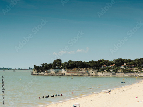 La Grande Plage de Fouras-les-Bains en Charente Maritime au Nord du Fort Vauban face au promontoire rocheux prolongé de la pointe de la Fumée et l'archipel Charentais

 photo