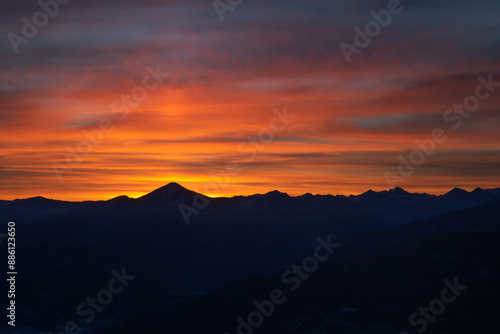 Wallpaper Mural Nur die Silhouette der Berge in der goldenen Stunde zu erkennen Torontodigital.ca