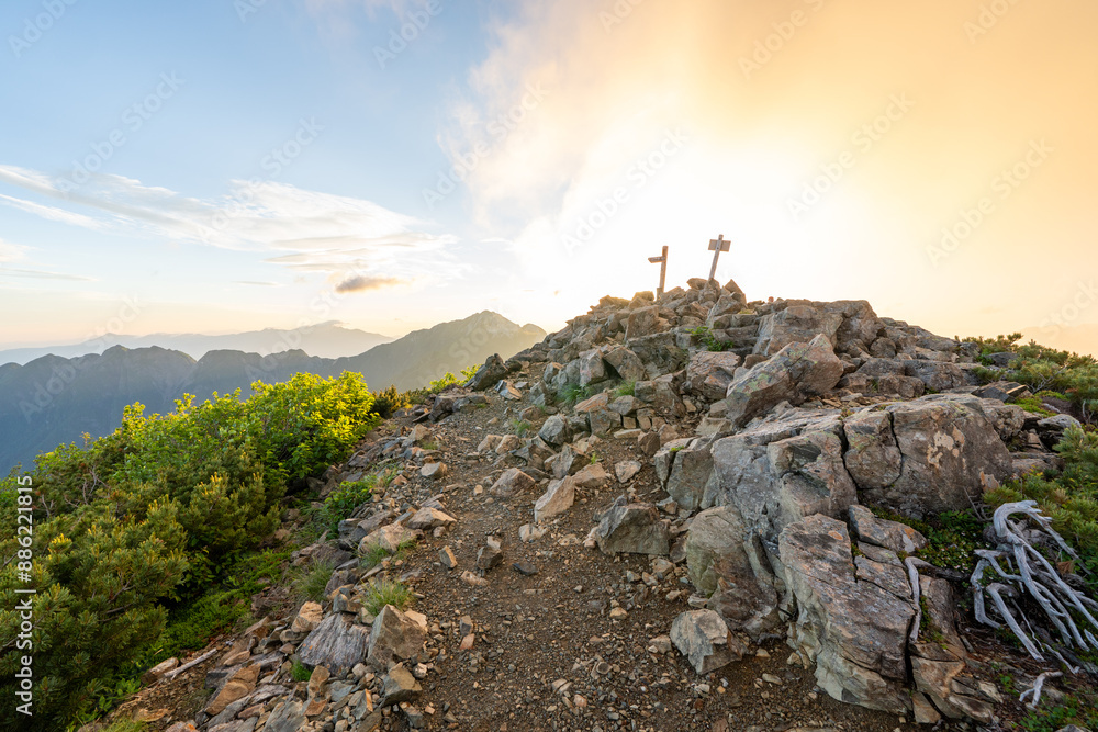 Fototapeta premium The trail from Mt. Senjogadake to Kitazawa Pass