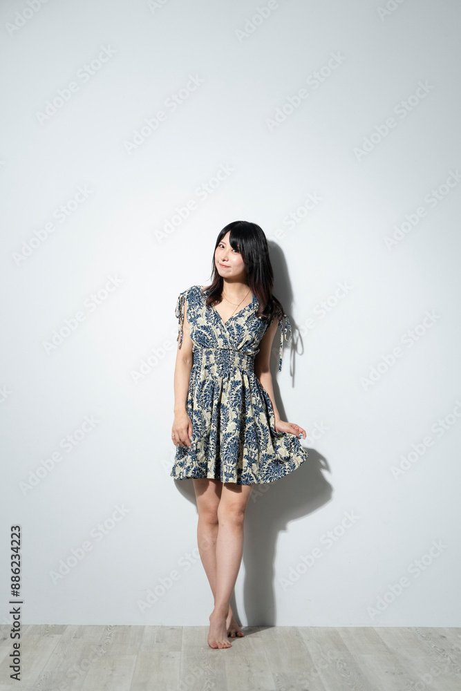 夏のワンピースを着た女性