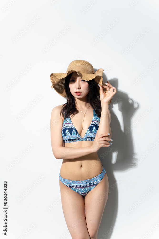 麦わら帽子を被った水着の女性 麦わら帽子を被った水着の女性