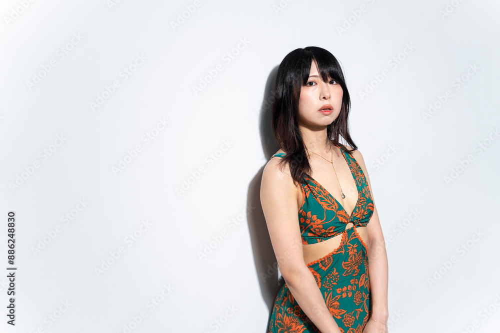 夏のワンピースを着た女性