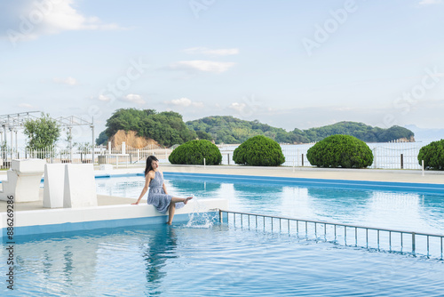 リゾートホテルのプールサイドにいる女性 © peach100