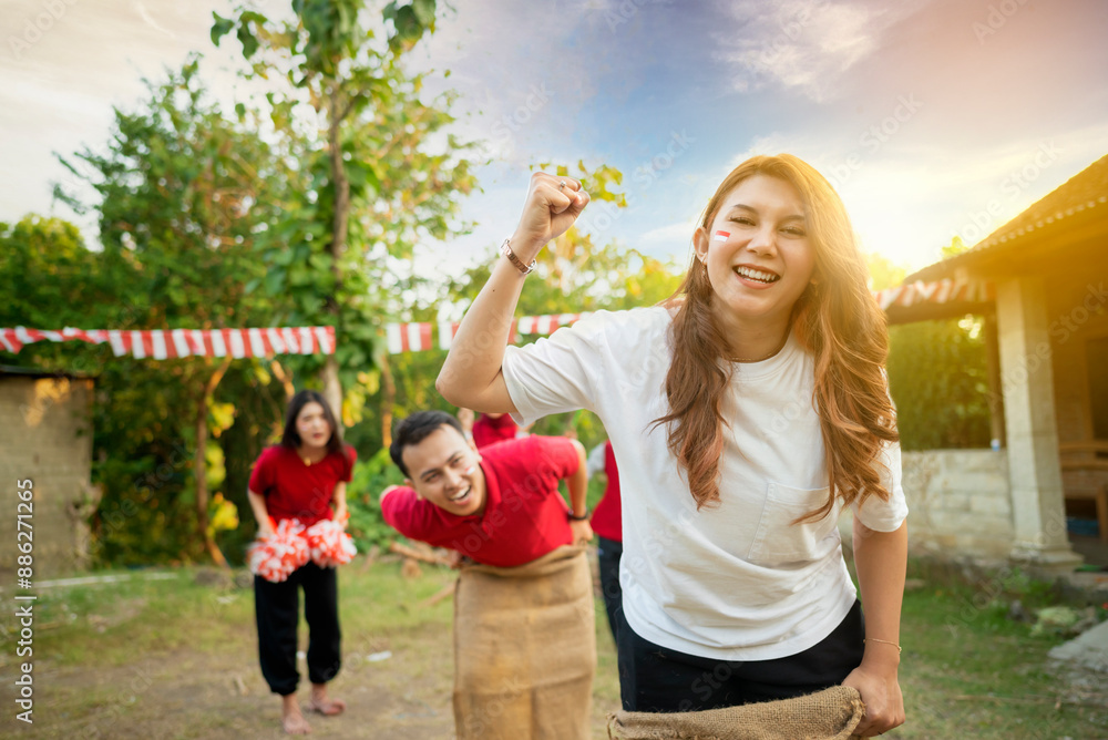 Obraz premium A group of people are playing a game of sack race