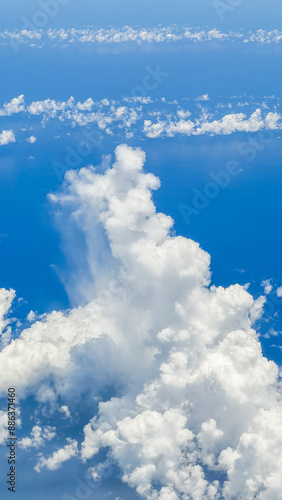 下からの上昇気流で積乱雲が作られる様子