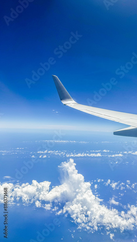 飛行機の窓から見る景色