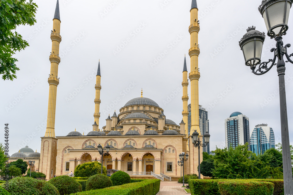 Φωτογραφία The Heart of Chechnya Mosque on the background of the Grozny City complex