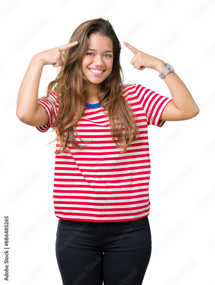 Young beautiful brunette woman wearing stripes t-shirt over isolated background Smiling pointing to head with both hands finger, great idea or thought, good memory Young beautiful brunette woman wearing stripes t-shirt over isolated background Smiling pointing to head with both hands finger, great idea or thought, good memory