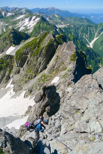 鎖場を下降する登山者と別山尾根 photo