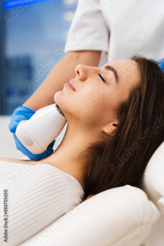 Bild auf Leinwand Face-lifting with help of special cosmetology device