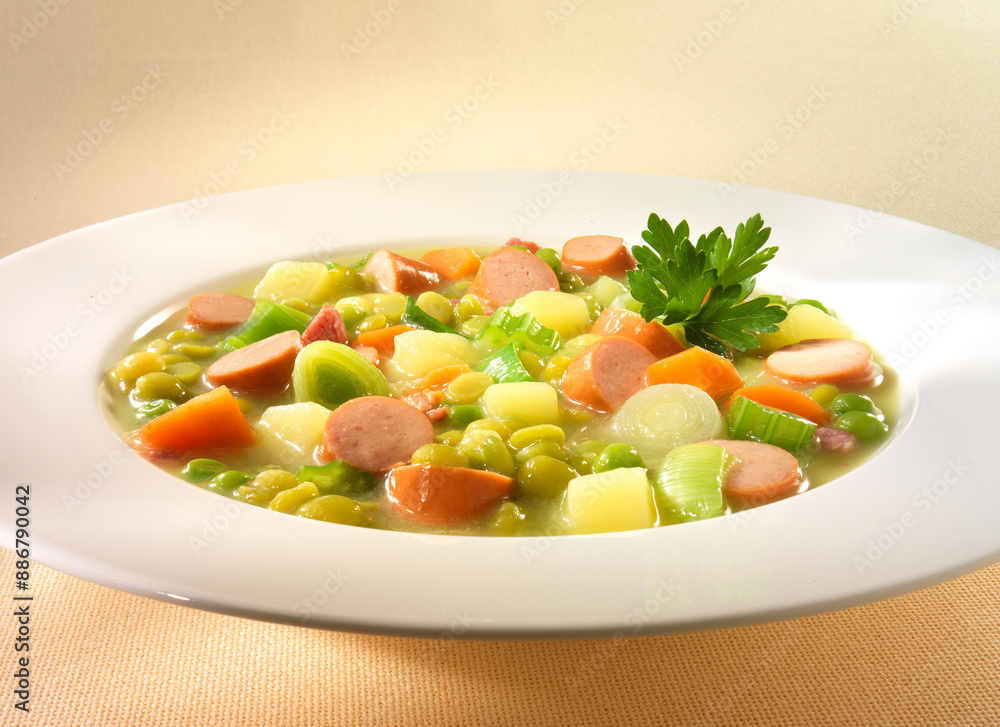 Erbsensuppe, Eintopf, Gemüse, weisser Teller, Erbsen, Würstchen, Erbsensuppe, Eintopf, Gemüse, weisser Teller, Erbsen, Würstchen,
