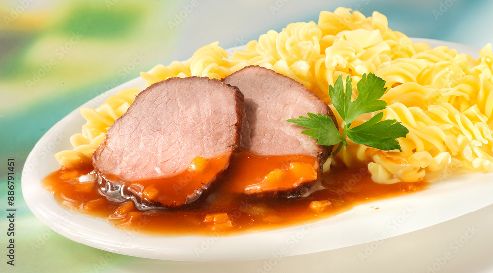 Wurzelrindsbraten, Braten, Nudeln, Bratensauce, Tellergericht, Rinderbraten, 