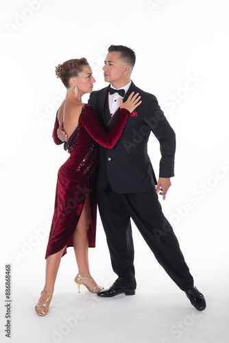 Coppia di ballerini di tango si esibiscono in pose e movimenti di danza