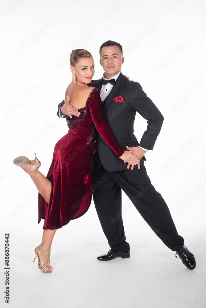 Coppia di ballerini di tango si esibiscono in pose e movimenti di danza Coppia di ballerini di tango si esibiscono in pose e movimenti di danza