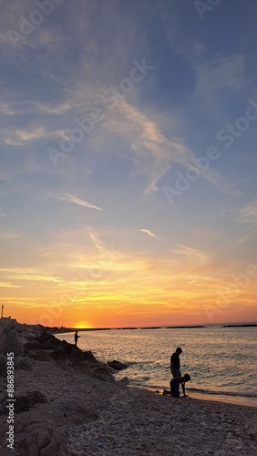 ragazzi in riva la mare al tramonto