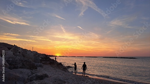 ragazzi in riva la mare al tramonto