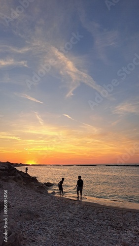 ragazzi in riva la mare al tramonto