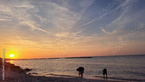 ragazzi in riva la mare al tramonto