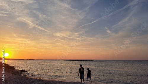 ragazzi in riva la mare al tramonto