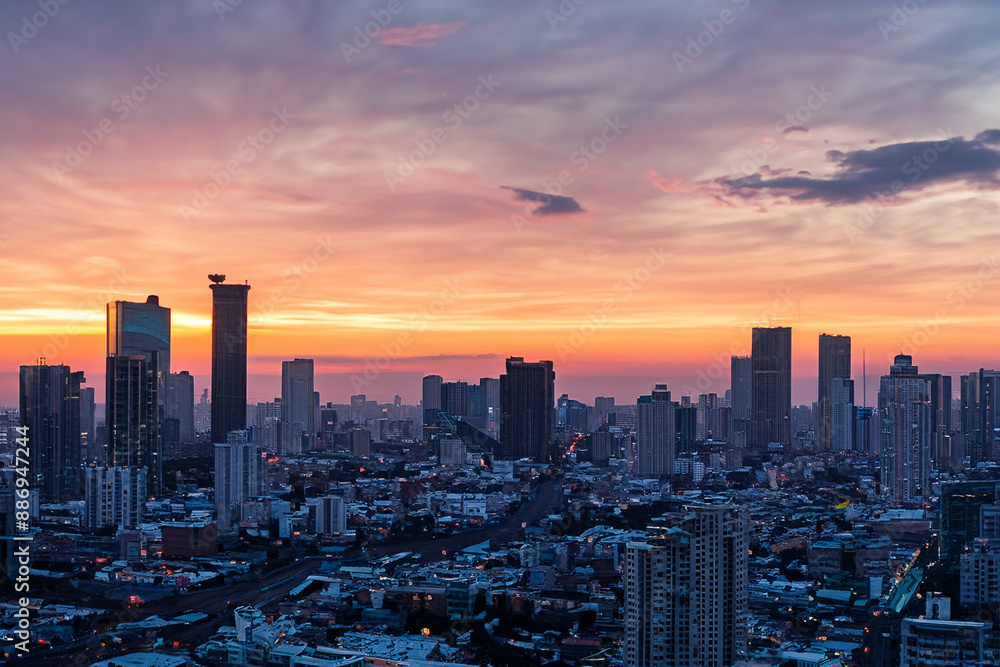 Fototapeta premium Rays of sun over megapolis on a foggy morning. urban sky sunrise concept. city illuminated by sun in the early morning. a city illuminated by the rays of the sun in the early morning lifestyle.