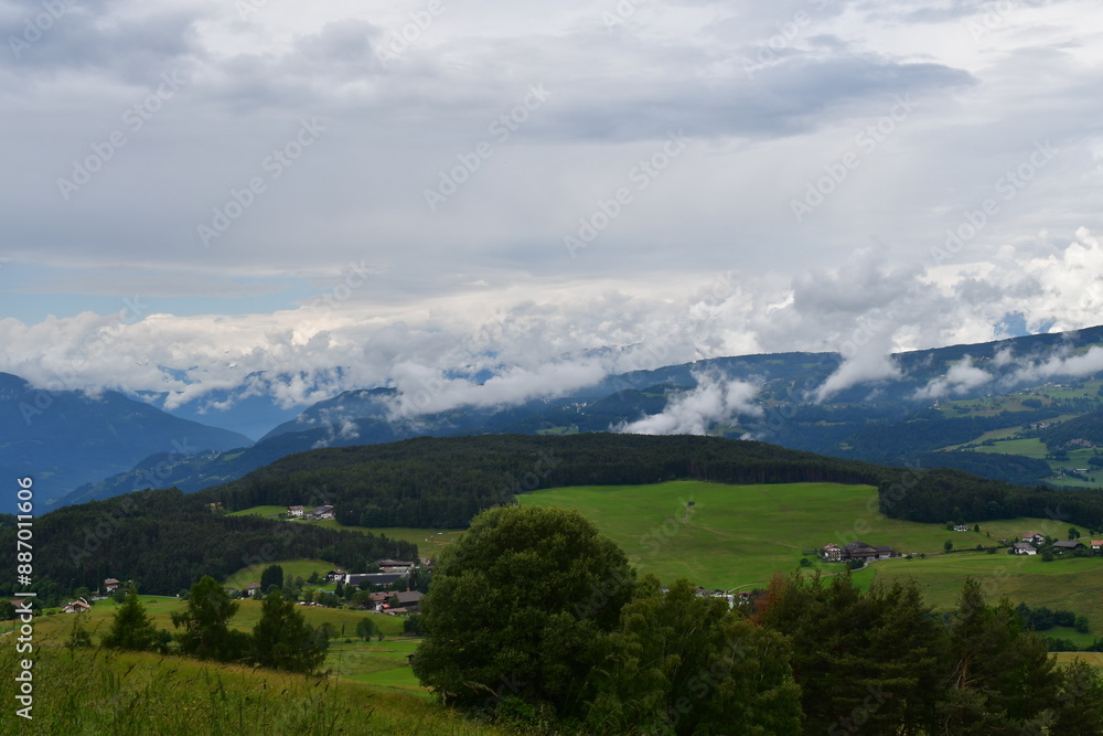 Schöne Landschaft bei Kastelruth in Südtirol Schöne Landschaft bei Kastelruth in Südtirol