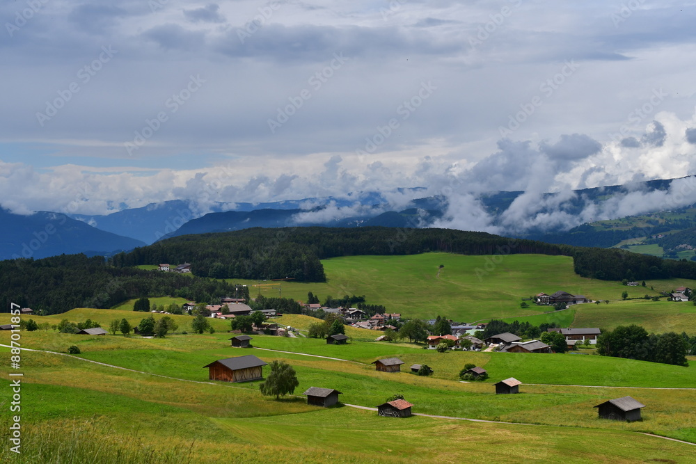 Schöne Landschaft bei Kastelruth in Südtirol Schöne Landschaft bei Kastelruth in Südtirol