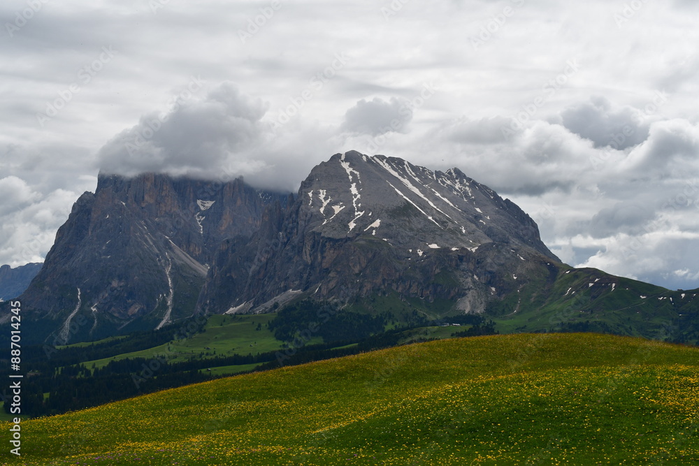 Obraz premium Schöne Landschaft auf der Seiseralm mit dem Plattkofel in Wolken 