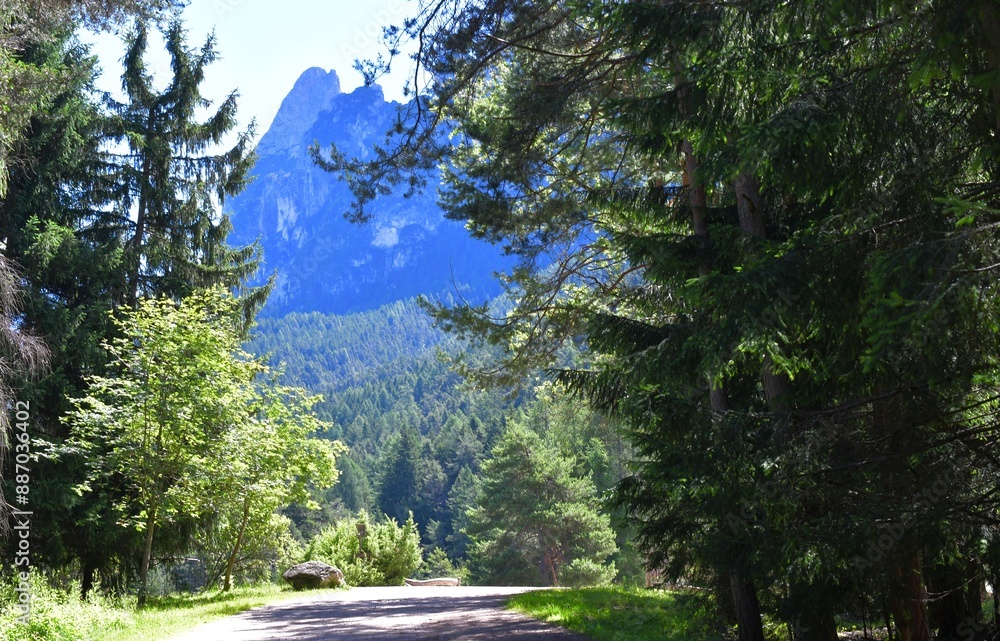 Schöne Landschaft bei Völs am Schlern in Südtirol mit Blick zum Schlern