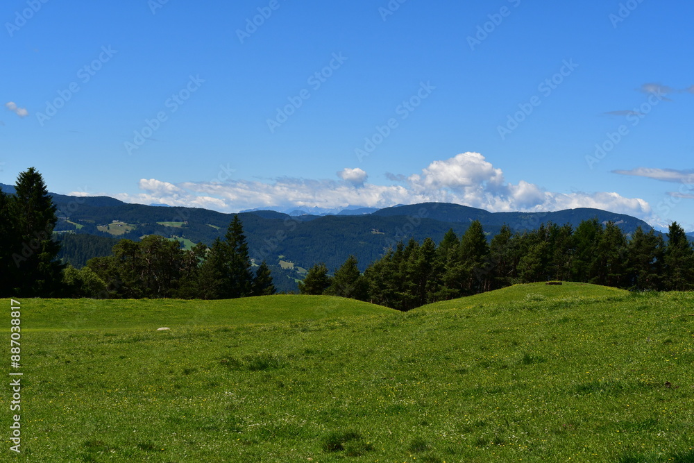 Schöne Landschaft bei Völs am Schlern in Südtirol Schöne Landschaft bei Völs am Schlern in Südtirol