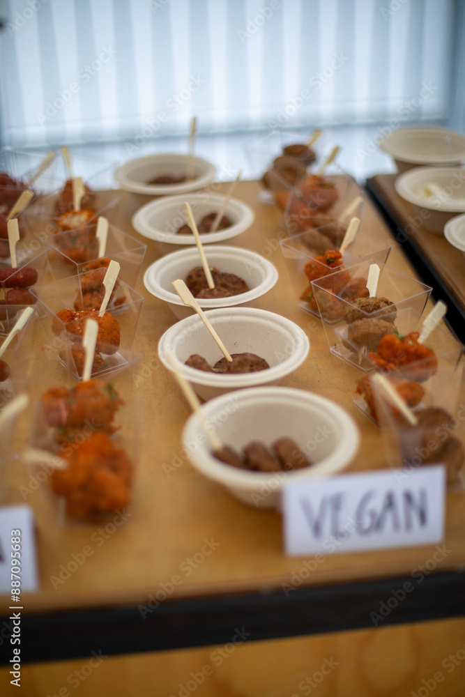 Schön dekorierter Catering-Bankett-Tisch mit verschiedenen Snacks und Vorspeisen auf Firmenweihnachtsfeier oder Hochzeitsfeier. Schön dekorierter Catering-Bankett-Tisch mit verschiedenen Snacks und Vorspeisen auf Firmenweihnachtsfeier oder Hochzeitsfeier.