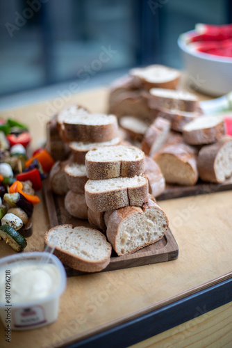 Frisch geschnittenes ​​Brot auf einem Holzbrett photo