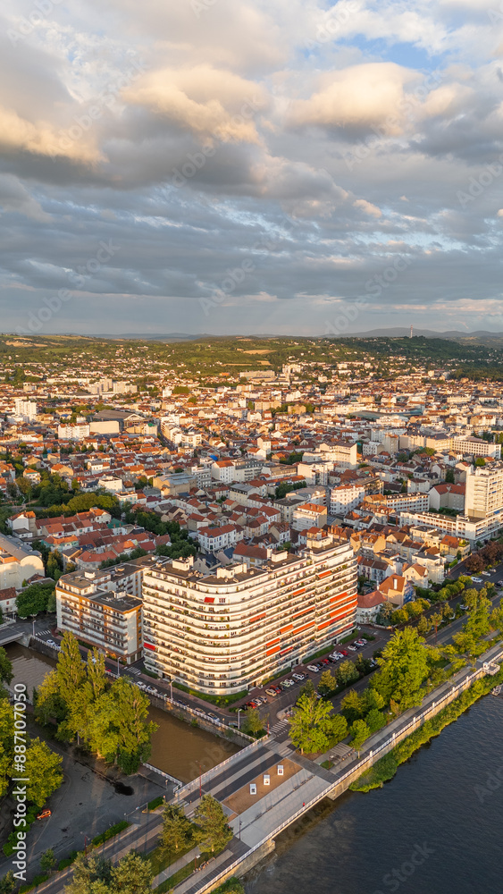 Fototapeta premium La ville de Vichy avec la rivière de l'Allier en Auvergne en France