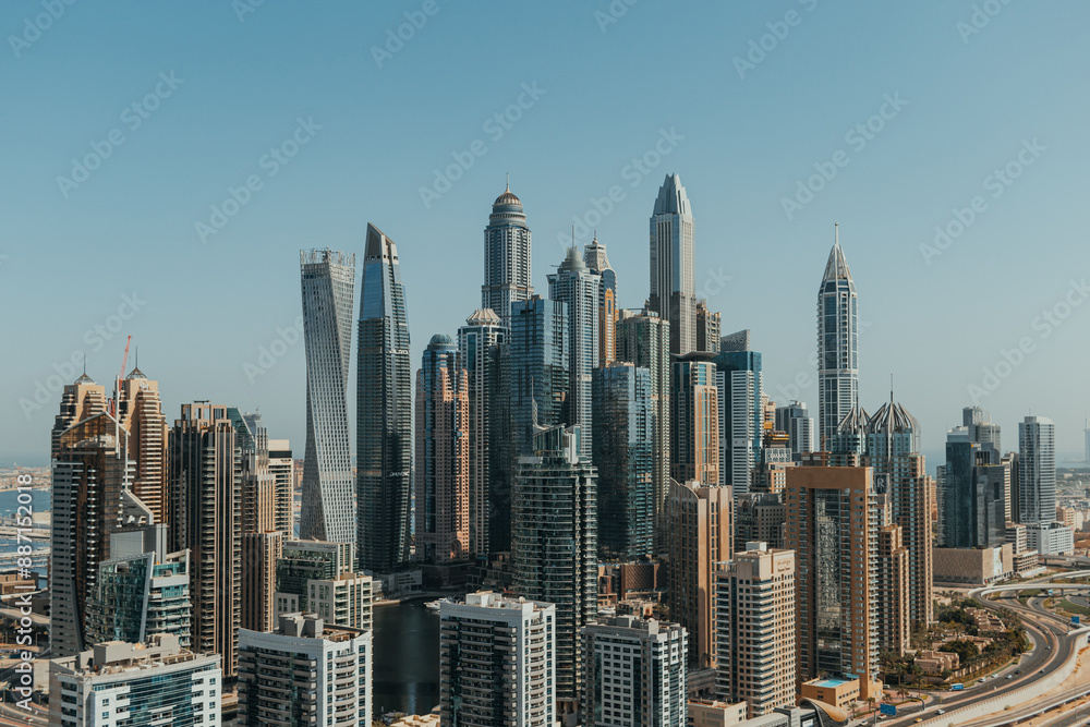 Obraz premium Stunning panoramic view of city skyline with skyscrapers and blue sky