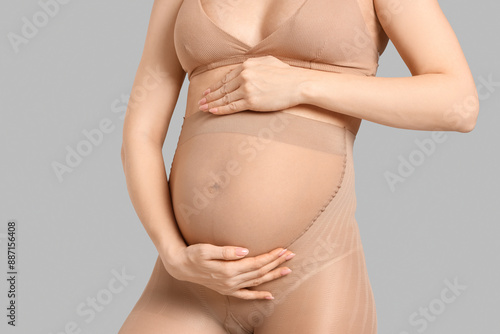 Young pregnant woman in tig...