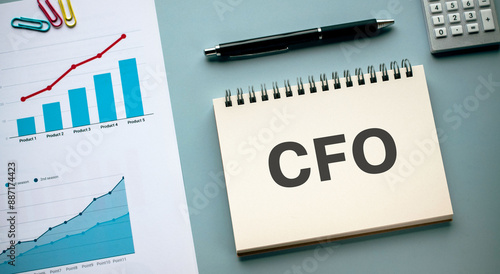 Foto There is notebook with the word CFO