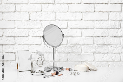 Vanity table with round mir...