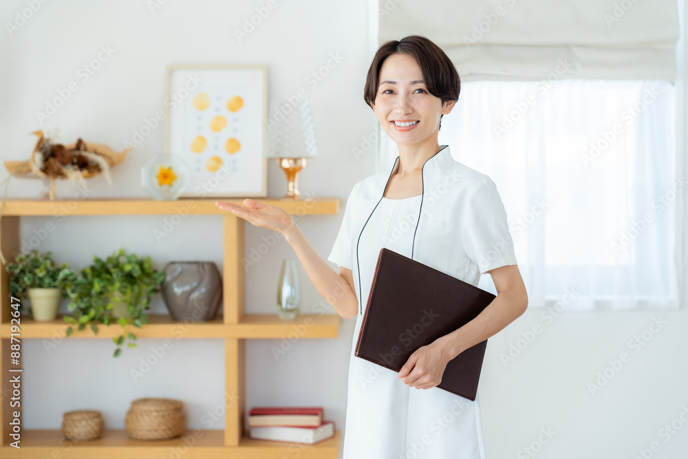 エステティシャンのミドル女性